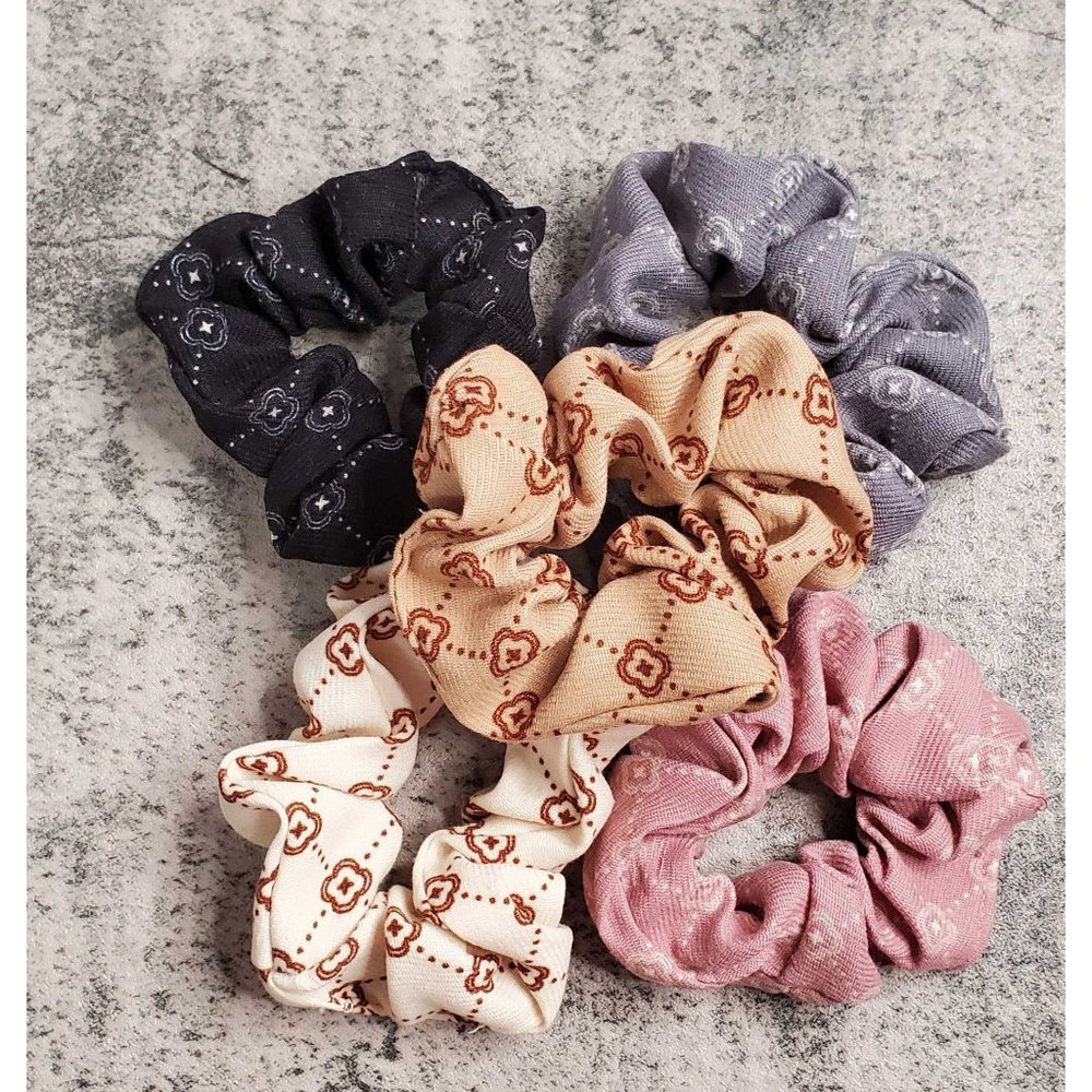 🎄3 FOR $20🎄Set of 5 Celtic Couture Clover Hair Scrunchies.